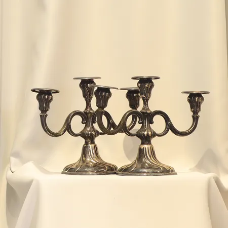 Ett par Kandelabrar höjd 21cm, fyllda med gips, gravyr, hårt siitage, defekta med bristningar silver 830/1000 Vikt: 1209 g