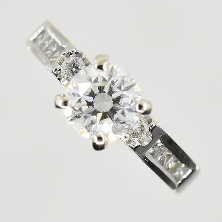 Ring med briljantslipade diamanter 1x0,80ct, 2x0,02ct samt princesslipade diamanter ca 8x0,01ct,  mittsten ca W/SI, stl 15¼, bredd 3-8 mm, lös mittsten, skev fattning, vitguld, 18K. Vikt: 3 g