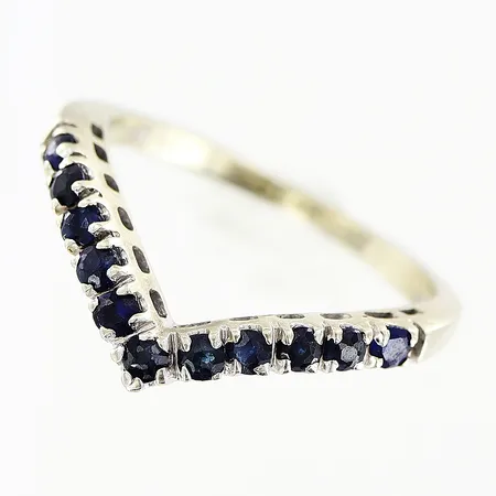 Ring med safirer, V-formad skena, bredd 1,5-2mm, stl 15¾, vitguld, i behov av rodiering, mindre nagg i safirer, 18K.  Vikt: 2 g