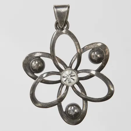 Hänge med vit sten, längd ca 35mm inkl ögla, bredd 25mm, 830/1000 silver Vikt: 2 g