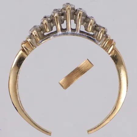 Ring med diamanter 14xca0,04ct, trasig, uppklippt skena, 10K  Vikt: 3,1 g