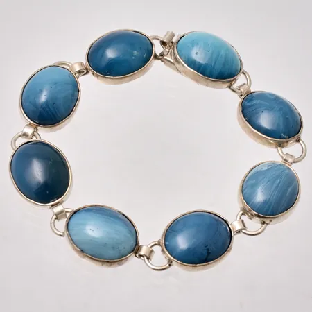 Armband i silver, 20cm, bredd 15,4mm, 8st blå slaggsten, mått 13,3x17,4mm, 830/1000, tillverkad av Bergslagssmycke O Nordström Firma, år 1973, vikt 42,08g.