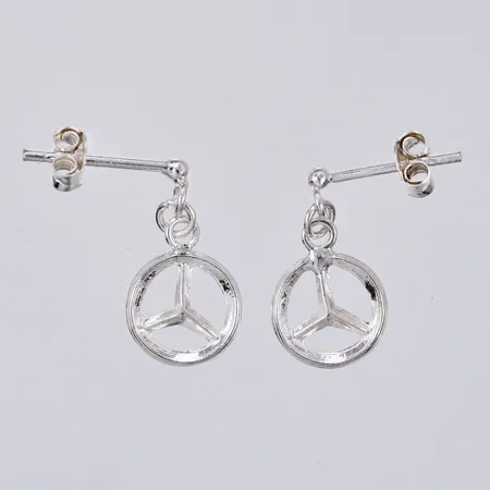 Ett par örhängen längd ca 15mm, bredd ca1-9mm, silver Vikt: 0,9 g