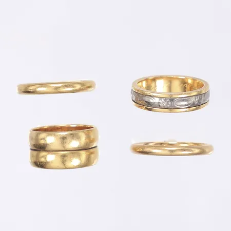 Fyra ringar släta gravyr 18K  Vikt: 27 g