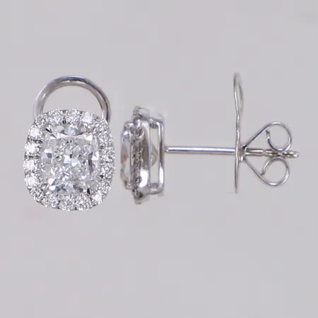 Ett par örhängen med kuddslipade/cushiondiamanter 1x1,01ct, GIA 6157172702 River (D)/VVS2 och 1x1,02ct, GIA 3145166481 River(D)/VVS2 och briljantslipade diamanter ca 0,36ctv, snurrebussar med öglor, ett stift skevt, vitguld 18K Vikt: 4,2 g