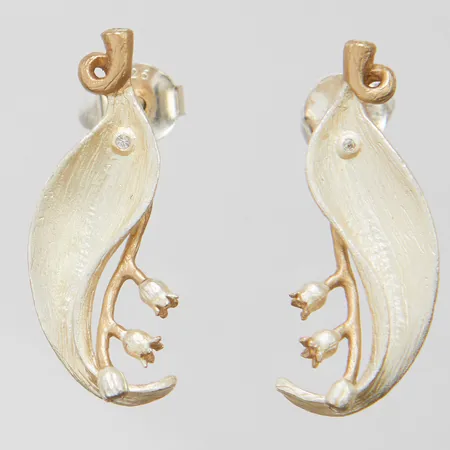 Ett par örhängen med blommor, vita stenar, Lilly of the valley, Lotta Jewellery, ca 27x11mm, 925/1000 silver Vikt: 4,1 g