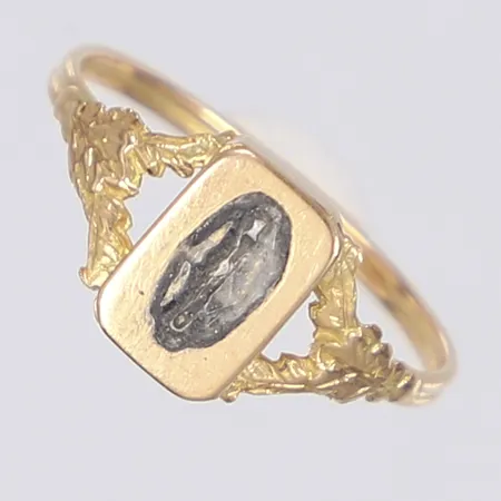 Ring med gömma stl 19 bredd 1-9mm, gömman stämplad CWD (?) kattfot och 18K sannolikt 1800-tal med senare skena slitage 18K Vikt: 1,8 g