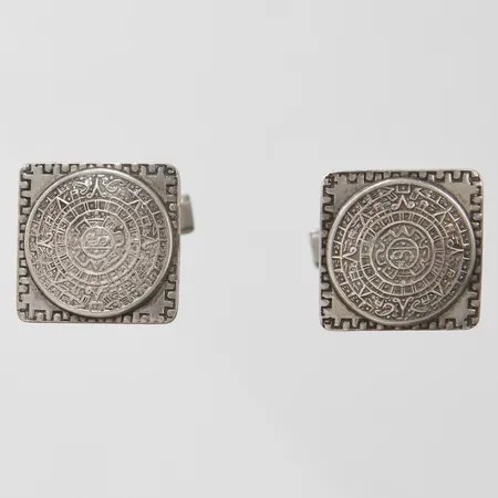 Ett par manschettknappar med aztekisk kalender, ca 7x7mm, 925/1000 silver Vikt: 13,2 g