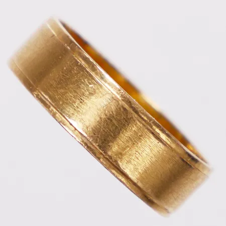 Ring slät, stl 18¾, bredd 6mm, repor, monogram på insidan, ostämplad, 22K  Vikt: 6 g