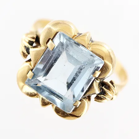 Ring, blå sten, stl 18½, bredd 2-15mm, nagg i stenen, 18K, bruttovikt 3,9gram Vikt: 3,9 g