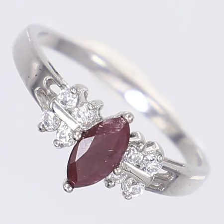 Ring med röda och vita stenar stl 18¾ bredd 1-9mm silver 925/1000 Vikt: 2,5 g