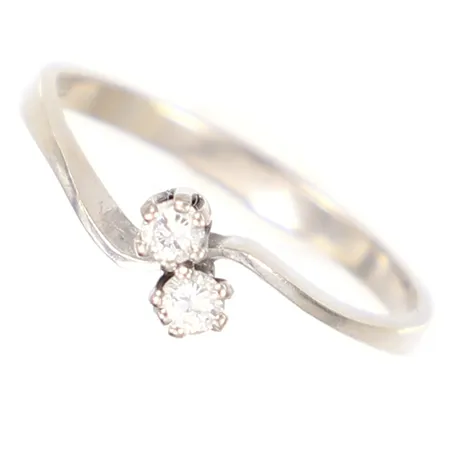 Ring s k tvillingring med diamanter tot ca 0,12ct stl 19 bredd 2-5mm repor vitguld 18K Vikt: 2,5 g