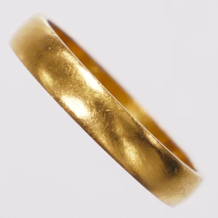 Ring slät, stl 18½, bredd 3,8mm, Hertz år 1915, gravyr, 23K  Vikt: 5 g