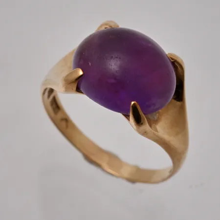 Ring i 18K guld, stl 17¼, bredd 2,2-10,2mm, 1st Ametist, mått 9,8x12mm, tillverkad av Guldvaruaktiebolaget G. Dahlgren & Co Ab, år 1962, bruttovikt 4,17g, ca nettovikt 2,7g.
