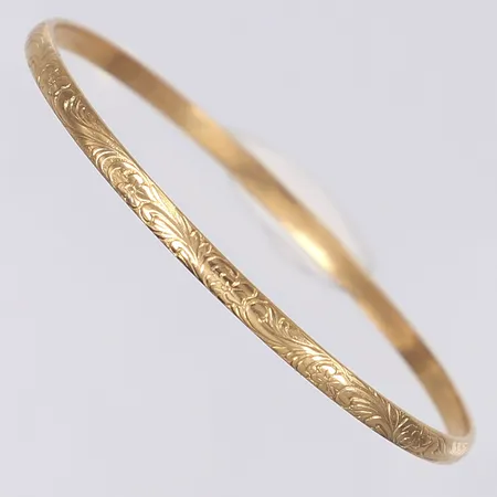 Armring med präglad dekor Ø6cm bredd 3mm 18K Vikt: 11,3 g