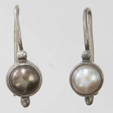 Två udda örhängen, ca 18x7mm, 925/1000 silver Vikt: 1,7 g