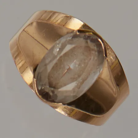 Ring Ø17¼, bredd:13mm, vit sten, gravyr, 18K 3,6g.
