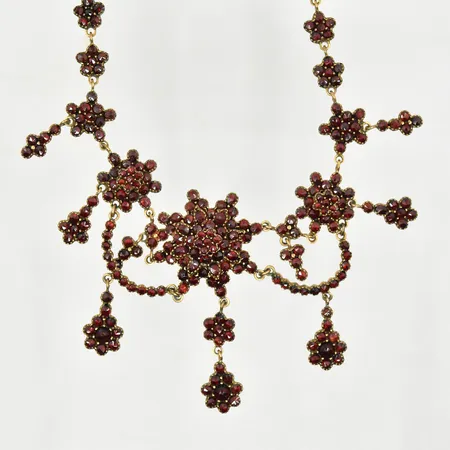 Collier med granater, längd 41 cm, bredd 58 mm, något glappt lås, metall.