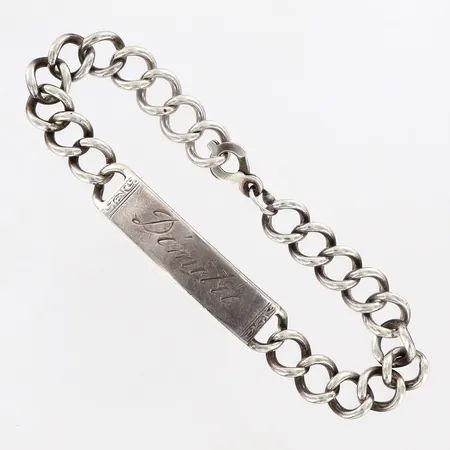 Armband med platta, ca 24cm, bredd ca 11mm, gravyr, ostämplad metall Vikt: 0 g