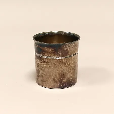 Bägare L Råström, handarbete, höjd 60mm, Ø60mm, hamrad yta, silver 830/1000. Vikt: 109,8 g