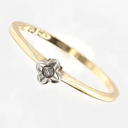 Ring med diamant ca 0,005ct, stl15¼, bredd: 1-3mm, 18K  Vikt: 1,1 g