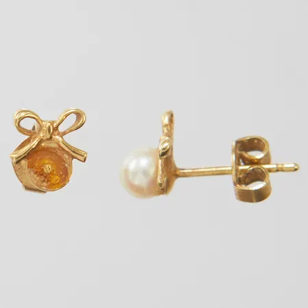 Ett par örhängen, ca 6,5x7,5mm, saknar pärla, defekt, 18K, 1,1g. 