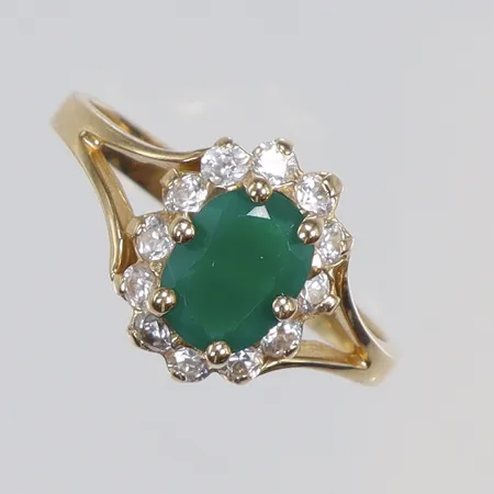 Ring i carmosé med grön samt vita stenar stl 18½ bredd 3-12mm 14K Vikt: 3,7 g