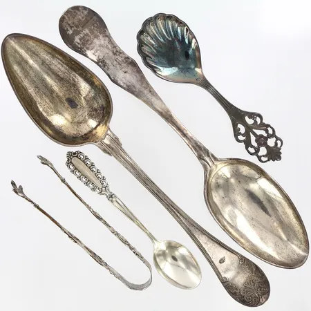 4 skedar, olika modeller och storlekar, 1 sockertång silver 830/1000 Vikt: 157,8 g