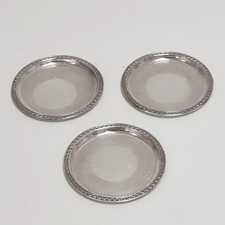 Tre små tallrikar, Ø 7,6cm, svenska stämplar, repiga, 830/1000 silver Vikt: 52 g