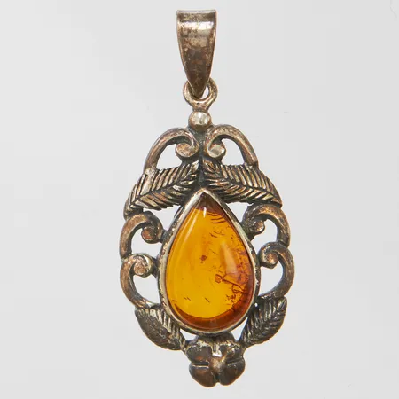 Hänge med bärnsten, längd ca 35mm, bredd 26mm, 925/1000 silver, bruttovikt: 2,5g.