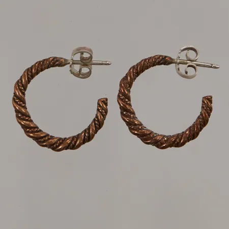 Ett par örhängen Kalevala Koru, Ø20mm, bredd:3mm, snurrebuss och stift i silver, brons.