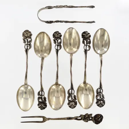8 delar Rosen, 6 kaffeskedar, 1 sockertång och 1 sillgaffel, ca 7,5-10cm, 830/1000 Silver Vikt: 76,3 g