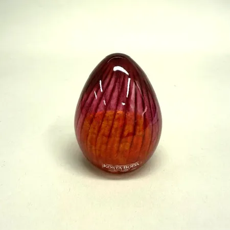Skulptur ägg, Monica Backström, Kosta Boda, glas, höjd 6,5cm, etikettmärkt, signerad och numrerad 99605 Skickas med paket.