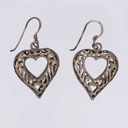 Ett par örhängen i form av hjärtan höjd 30mm inkl öglan oputsade silver 925/1000 Vikt: 10,3 g