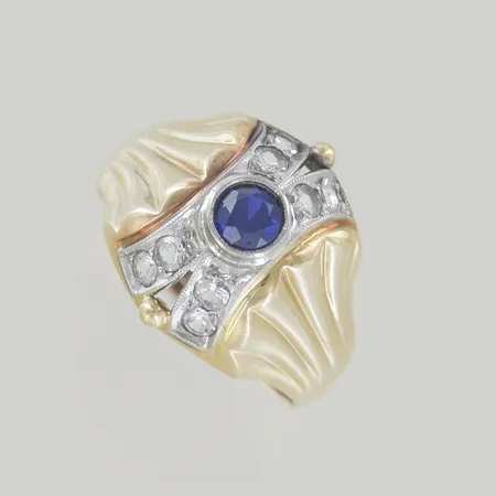 Ring med en blå sten samt vita stenar, Ø 18 mm B 3,4 - 16 mm 18k Vikt: 4,8 g