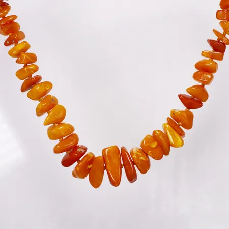 Collier bärnstenar, 46cm, trätt i tråd, några stenar rörliga