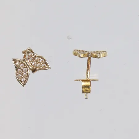 Ett par Örhängen med vita stenar i form av fjärilar 8x7mm 18K Vikt: 1,4 g