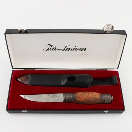 TELE-KNIVEN, Brødrene Mylius, Norge, handtag av rot med detaljer i sterlingsilver, slida av skinn med spets i sterlingsilver, blad i rostfritt stål, i originalask.