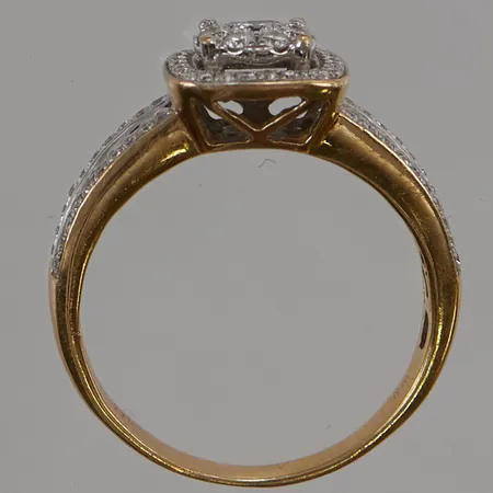 Ring 85x diamanter totalt 0,70ctv enligt gravyr (ca 0,005-0,04ct/st), Ø17, bredd:3-9mm, delvis rodierad, Guldfynd, 18K 4,2g.