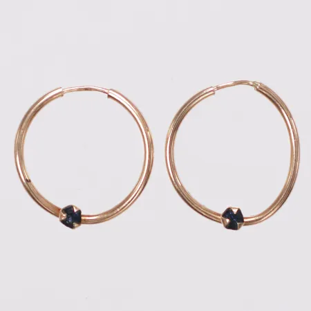 Ett par örhängen svarta stenar, 13mm, ena något skevt, 14K  Vikt: 0,5 g