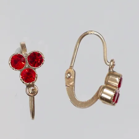 Ett par Örhängen med röda stenar 6x12mm 14K Vikt: 1,2 g