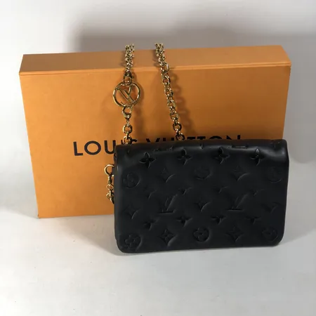 Handväska Louis Vuitton, Pochette Coussin, made in Italy, ca 12x5x20cm, svart läder, innerfack, detaljer i gulmetall, avtagbar samt justerbar axelrem, magnetlås, fläckar invändigt, box 