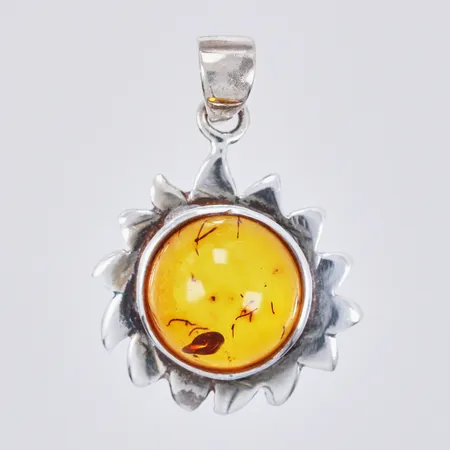 Hänge med bärnsten längd: ca 2,5cm bredd: ca 18mm 925/1000 silver  Vikt: 2,1 g