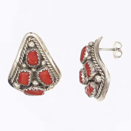 Ett par örhängen med röda stenar längd 20mm bredd 20mm silver 925/1000 Vikt: 7 g