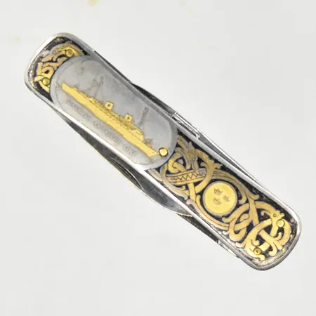 Fickkniv SAL, Swedish American Line, tillverkad av Emil Olsson Eskilstuna, tre kronor, längd 80 mm, bredd 20 mm, stål.