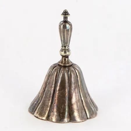 Klocka i nysilver, höjd ca 8,5cm,