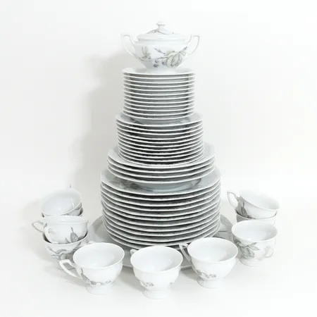 Servisdelar Rosenthal Maria Björnbär, 10 koppar, 12 kaffefat, 10 assietter, 4 djupa tallrikar, 1 uppläggningsfat, 12 mattallrikar, 1 sockerskål. Specialfrakt, kontakta pantbankskontoret för mer information.