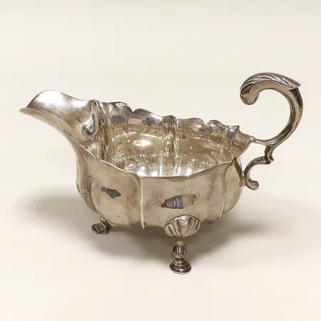 Såssnipa England, höjd 110mm inklusive hänkel, bredd 170x90mm, repor,  silver. Vikt: 245,4 g