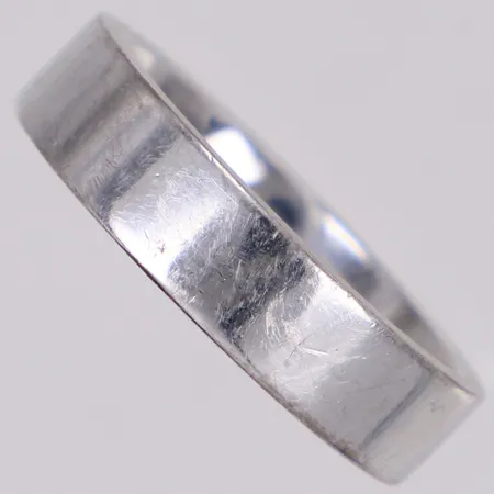 Ring, stl 17, bredd 5mm, vitguld, repor, gravyr, 18K  Vikt: 8,4 g