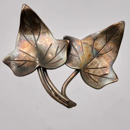 Brosch i silver, mått 34x40mm, 830/1000, vikt 7,04g.